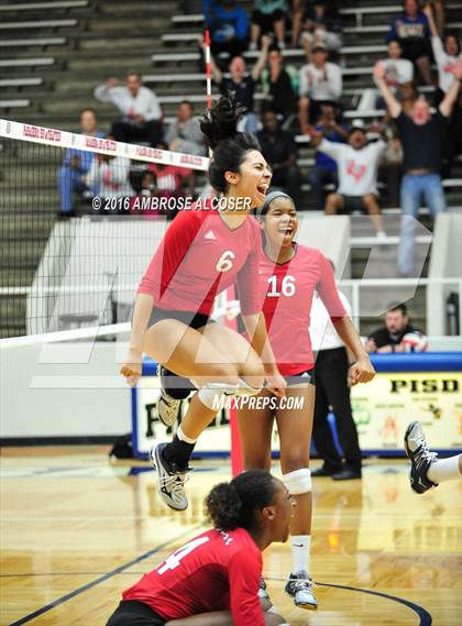 Thumbnail 2 in Goose Creek Memorial vs. Dawson (UIL 6A Area Playoff) photogallery.