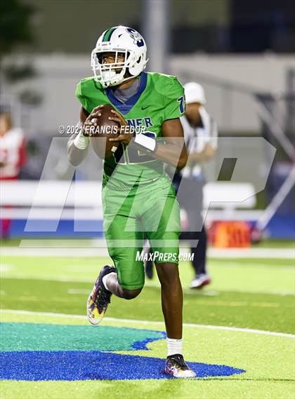 Thumbnail 2 in Sumner vs. Hillsborough (FHSAA 6A Regional Semifinal) photogallery.