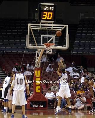 Thumbnail 3 in Bishop Amat vs. Bishop Montgomery (SoCal D3 Final) photogallery.