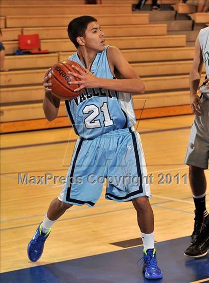 Thumbnail 2 in Ponderosa vs. Santa Ana Valley (MaxPreps Holiday Classic) photogallery.