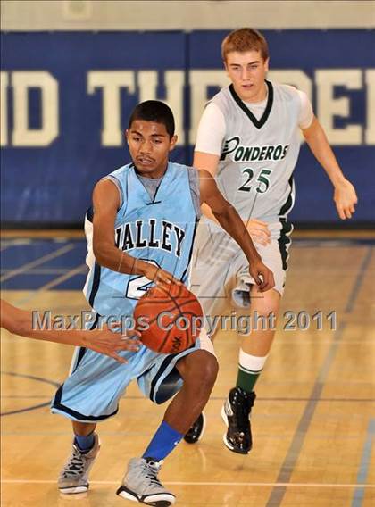 Thumbnail 2 in Ponderosa vs. Santa Ana Valley (MaxPreps Holiday Classic) photogallery.