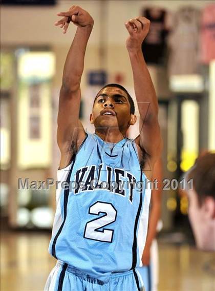 Thumbnail 3 in Ponderosa vs. Santa Ana Valley (MaxPreps Holiday Classic) photogallery.