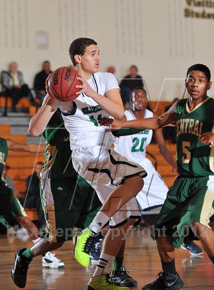 Thumbnail 2 in Aurora Central vs. Overland photogallery.