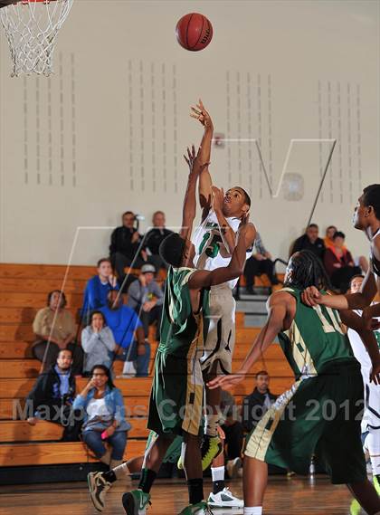 Thumbnail 1 in Aurora Central vs. Overland photogallery.