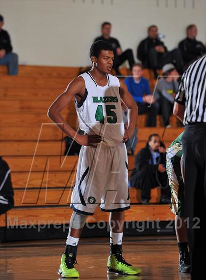 Thumbnail 3 in Aurora Central vs. Overland photogallery.