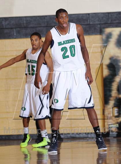 Thumbnail 2 in Aurora Central vs. Overland photogallery.