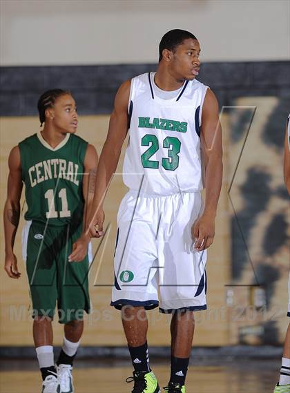 Thumbnail 2 in Aurora Central vs. Overland photogallery.