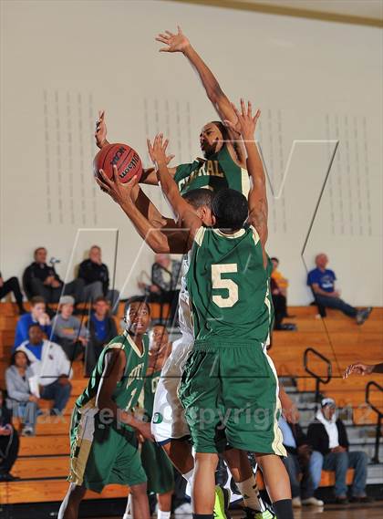 Thumbnail 2 in Aurora Central vs. Overland photogallery.