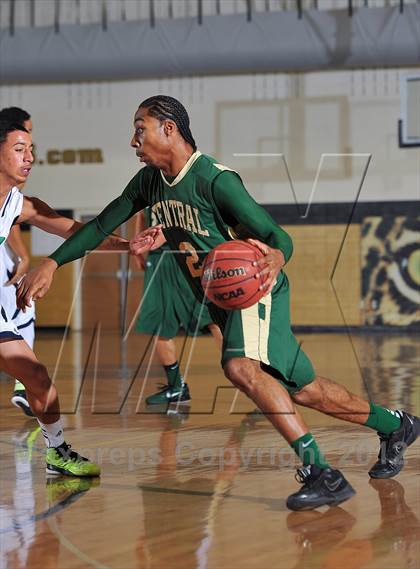Thumbnail 2 in Aurora Central vs. Overland photogallery.