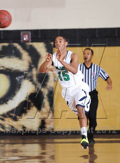 Thumbnail 2 in Aurora Central vs. Overland photogallery.