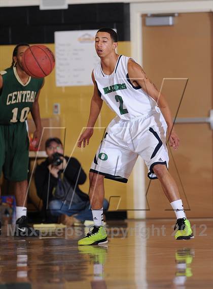 Thumbnail 2 in Aurora Central vs. Overland photogallery.