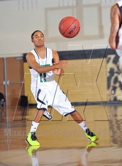 Thumbnail 2 in Aurora Central vs. Overland photogallery.