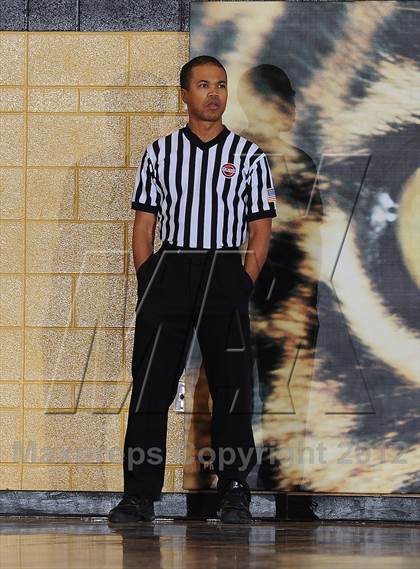 Thumbnail 2 in Aurora Central vs. Overland photogallery.