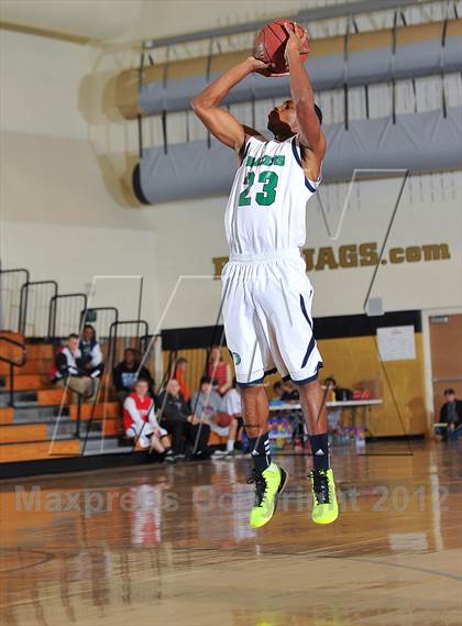 Thumbnail 3 in Aurora Central vs. Overland photogallery.