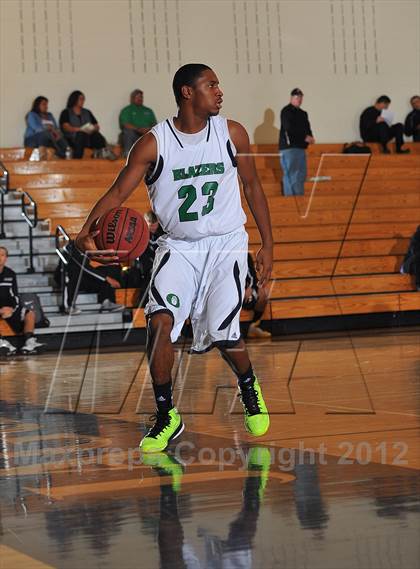 Thumbnail 2 in Aurora Central vs. Overland photogallery.