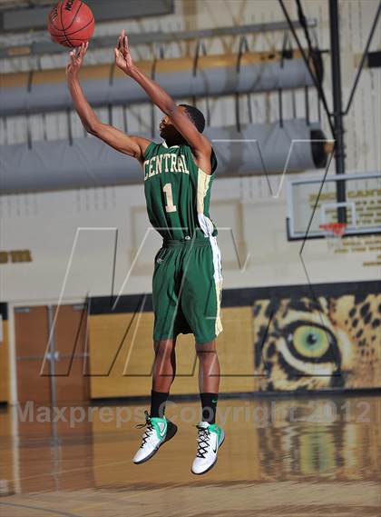 Thumbnail 3 in Aurora Central vs. Overland photogallery.