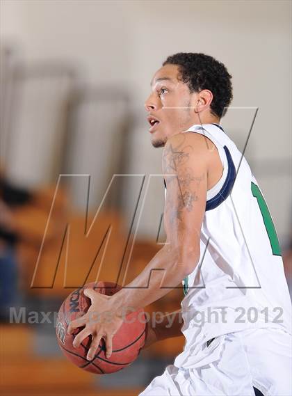 Thumbnail 2 in Aurora Central vs. Overland photogallery.