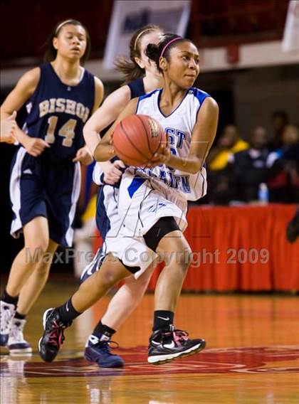 Thumbnail 3 in Bishop McGuinness vs. East Bladen (NCHSAA 1A Final) photogallery.