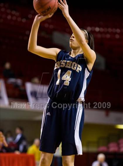 Thumbnail 2 in Bishop McGuinness vs. East Bladen (NCHSAA 1A Final) photogallery.