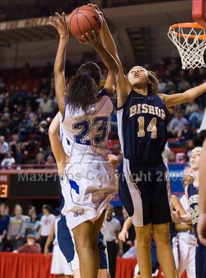 Thumbnail 2 in Bishop McGuinness vs. East Bladen (NCHSAA 1A Final) photogallery.