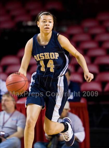 Thumbnail 1 in Bishop McGuinness vs. East Bladen (NCHSAA 1A Final) photogallery.