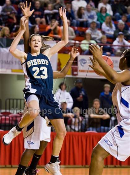 Thumbnail 3 in Bishop McGuinness vs. East Bladen (NCHSAA 1A Final) photogallery.