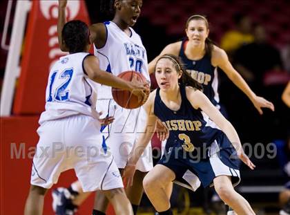 Thumbnail 3 in Bishop McGuinness vs. East Bladen (NCHSAA 1A Final) photogallery.