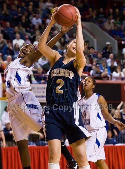 Thumbnail 2 in Bishop McGuinness vs. East Bladen (NCHSAA 1A Final) photogallery.