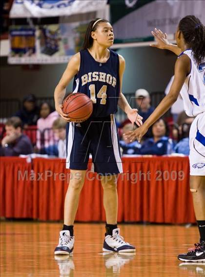 Thumbnail 2 in Bishop McGuinness vs. East Bladen (NCHSAA 1A Final) photogallery.