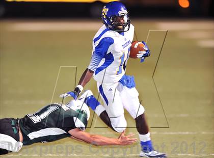 Thumbnail 3 in Paradise vs. Leonard photogallery.
