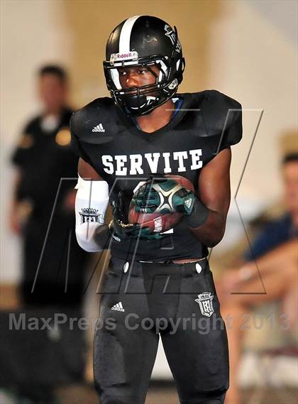 Thumbnail 3 in De La Salle vs. Servite photogallery.