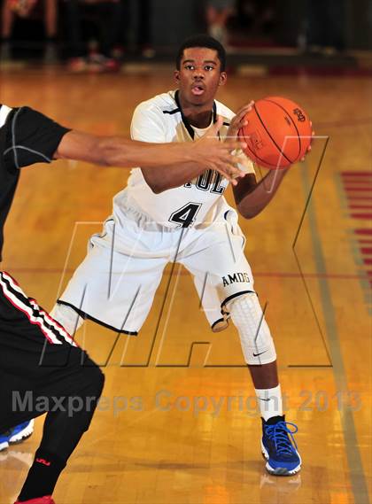 Thumbnail 1 in Loyola vs. Etiwanda (Nike Extravaganza) photogallery.