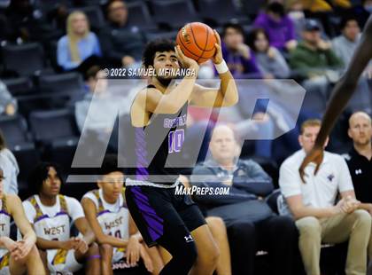 Thumbnail 2 in Omaha Central vs. Bellevue West photogallery.