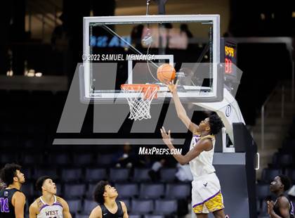 Thumbnail 2 in Omaha Central vs. Bellevue West photogallery.