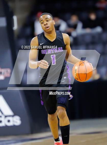 Thumbnail 3 in Omaha Central vs. Bellevue West photogallery.