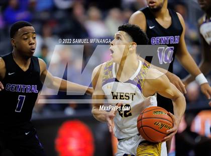 Thumbnail 2 in Omaha Central vs. Bellevue West photogallery.