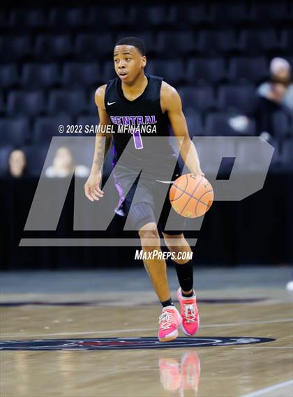 Thumbnail 3 in Omaha Central vs. Bellevue West photogallery.
