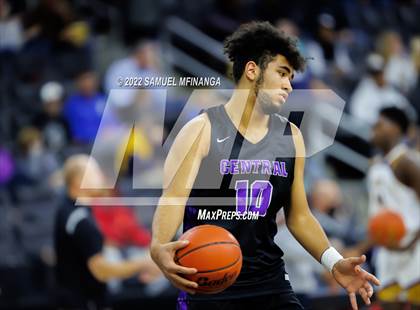 Thumbnail 2 in Omaha Central vs. Bellevue West photogallery.