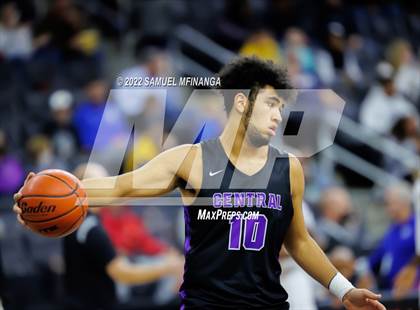 Thumbnail 1 in Omaha Central vs. Bellevue West photogallery.