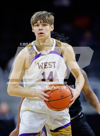 Thumbnail 3 in Omaha Central vs. Bellevue West photogallery.
