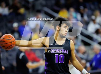 Thumbnail 3 in Omaha Central vs. Bellevue West photogallery.