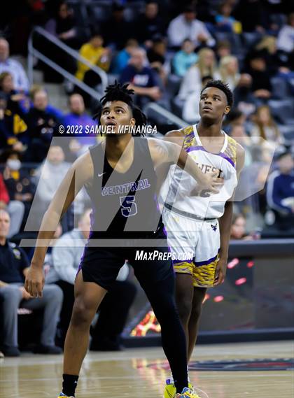 Thumbnail 3 in Omaha Central vs. Bellevue West photogallery.