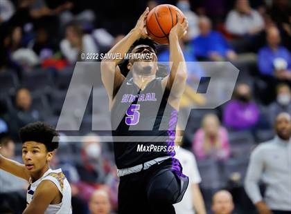 Thumbnail 2 in Omaha Central vs. Bellevue West photogallery.
