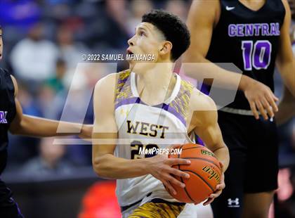 Thumbnail 3 in Omaha Central vs. Bellevue West photogallery.