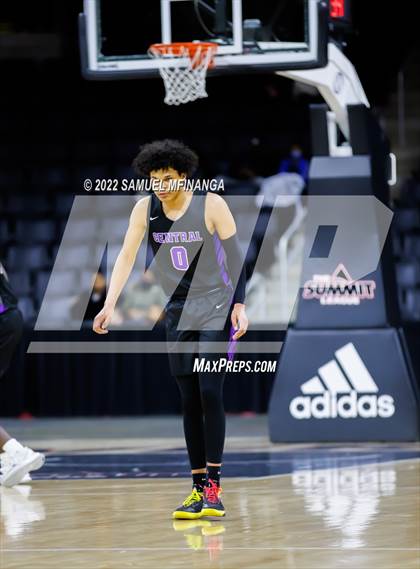 Thumbnail 3 in Omaha Central vs. Bellevue West photogallery.