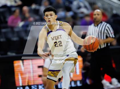 Thumbnail 2 in Omaha Central vs. Bellevue West photogallery.