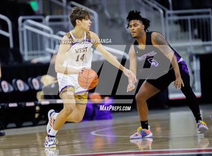 Thumbnail 2 in Omaha Central vs. Bellevue West photogallery.
