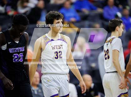 Thumbnail 3 in Omaha Central vs. Bellevue West photogallery.