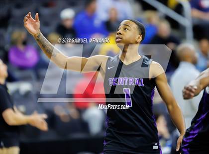 Thumbnail 2 in Omaha Central vs. Bellevue West photogallery.