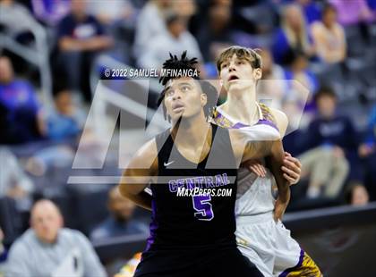 Thumbnail 3 in Omaha Central vs. Bellevue West photogallery.